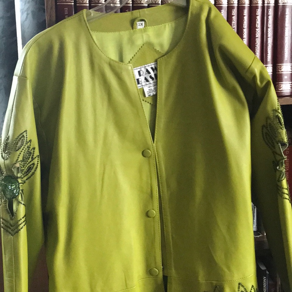 Green leather decorative skirt suit